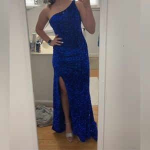 Prom dress that’s royal blue and fits a size 4 was only worn once